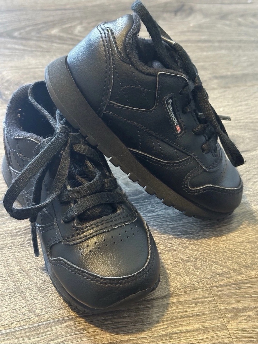 Reebok Classic Black Leather Sneaker Pair 6c